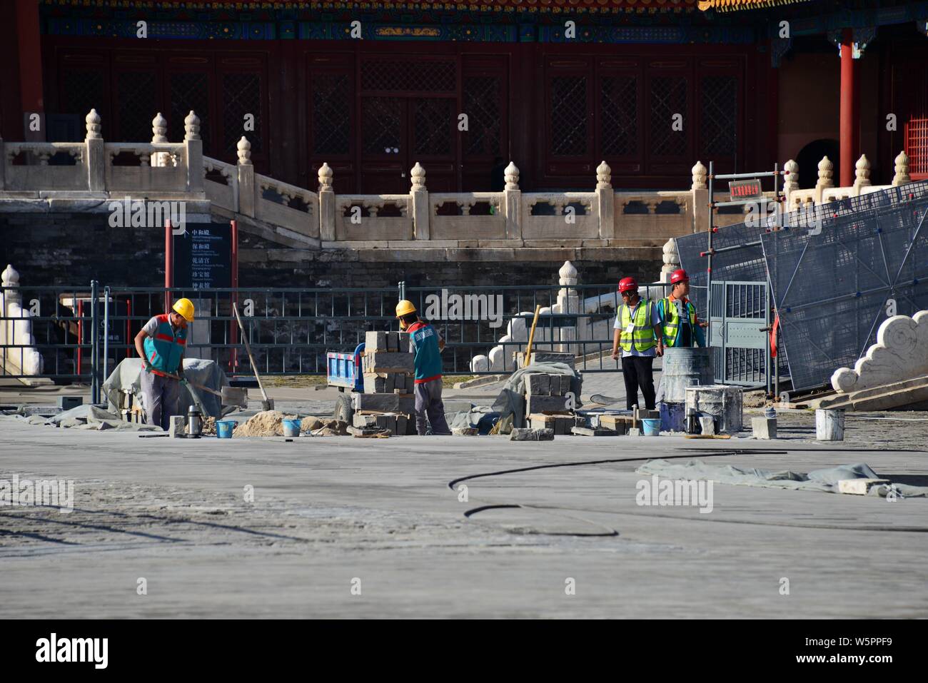 Costruzione cinese lavoratori rinnovare il suolo della piazza di fronte alla sala della suprema armonia alla Città Proibita, noto anche come il palazzo Foto Stock