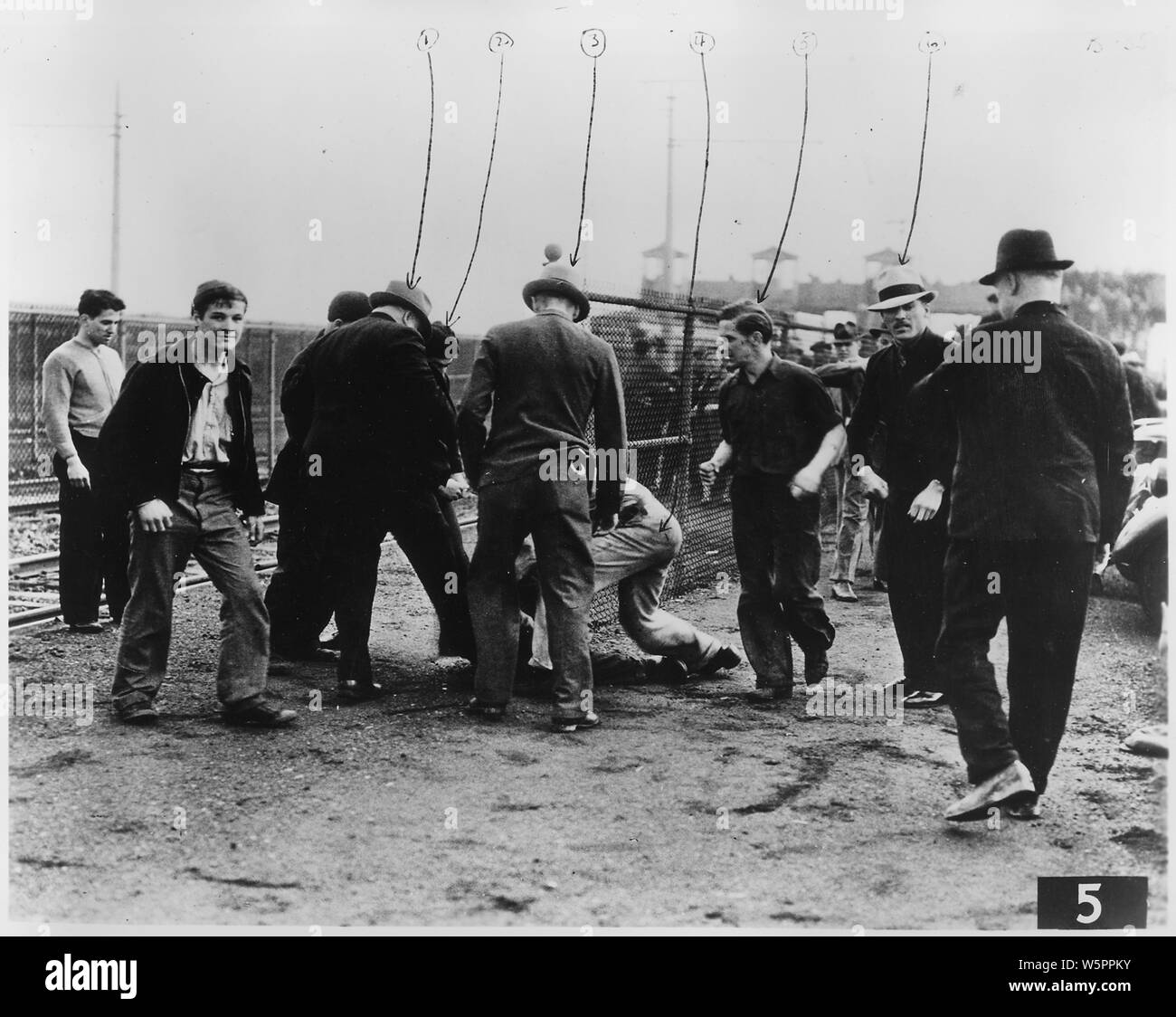 La manodopera:Strike:Ford Motor Company:uomini in alterco fisico Foto Stock