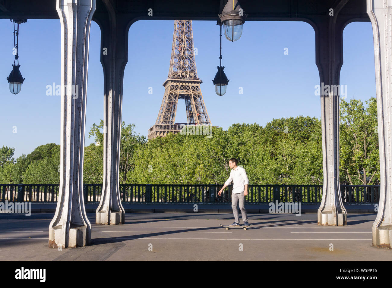 Skateboard di Parigi - un uomo su skateboard equitazione sui Bir Hakeim bridge a Parigi, in Francia, in Europa. Foto Stock