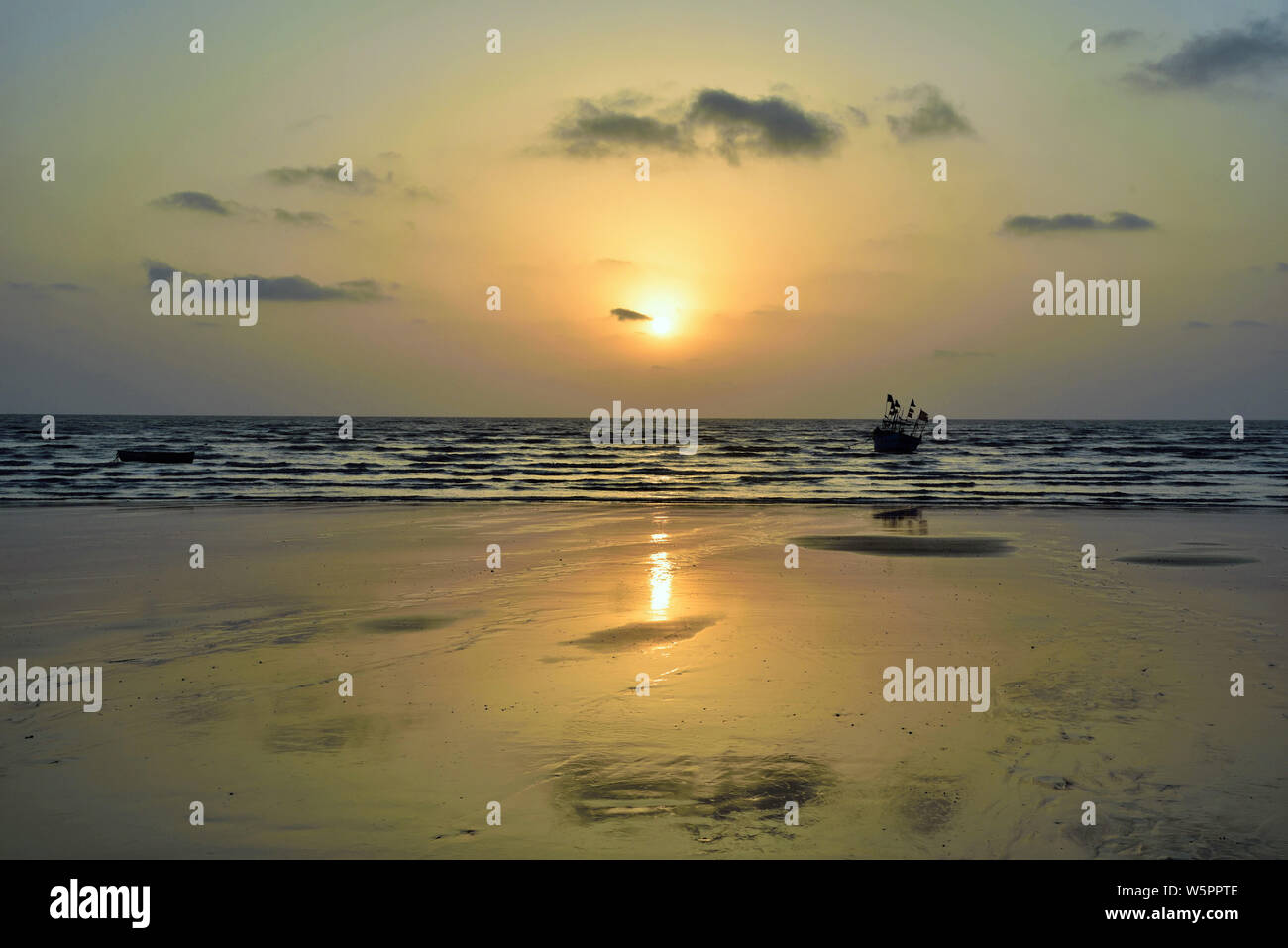 Tramonto sulla spiaggia Surwada Valsad Gujarat India Asia Foto Stock