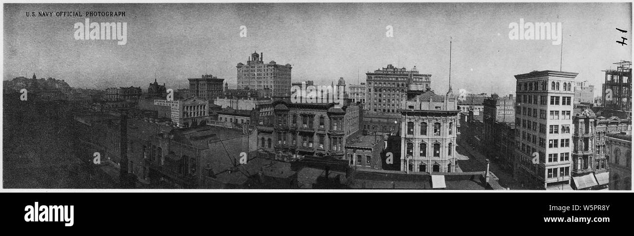 Fotografia paesaggio di San Francisco durante il terremoto e fuoco di 1906; il campo di applicazione e il contenuto: Full didascalia: [tetto vista di San Francisco Downtown guardando verso la baia. Presa prima del tempo dalla data del terremoto. Edificio Traghetto è visibile in lontananza(centro). A sinistra di esso è il Merchants Exchange edificio (California e Sansome strade) e il kohl edificio (California e Montgomery strade) e Telegraph Hill è all'estrema sinistra dell'immagine. Note generali: Questa fotografia è stata più probabile stampato negli anni cinquanta. Foto Stock