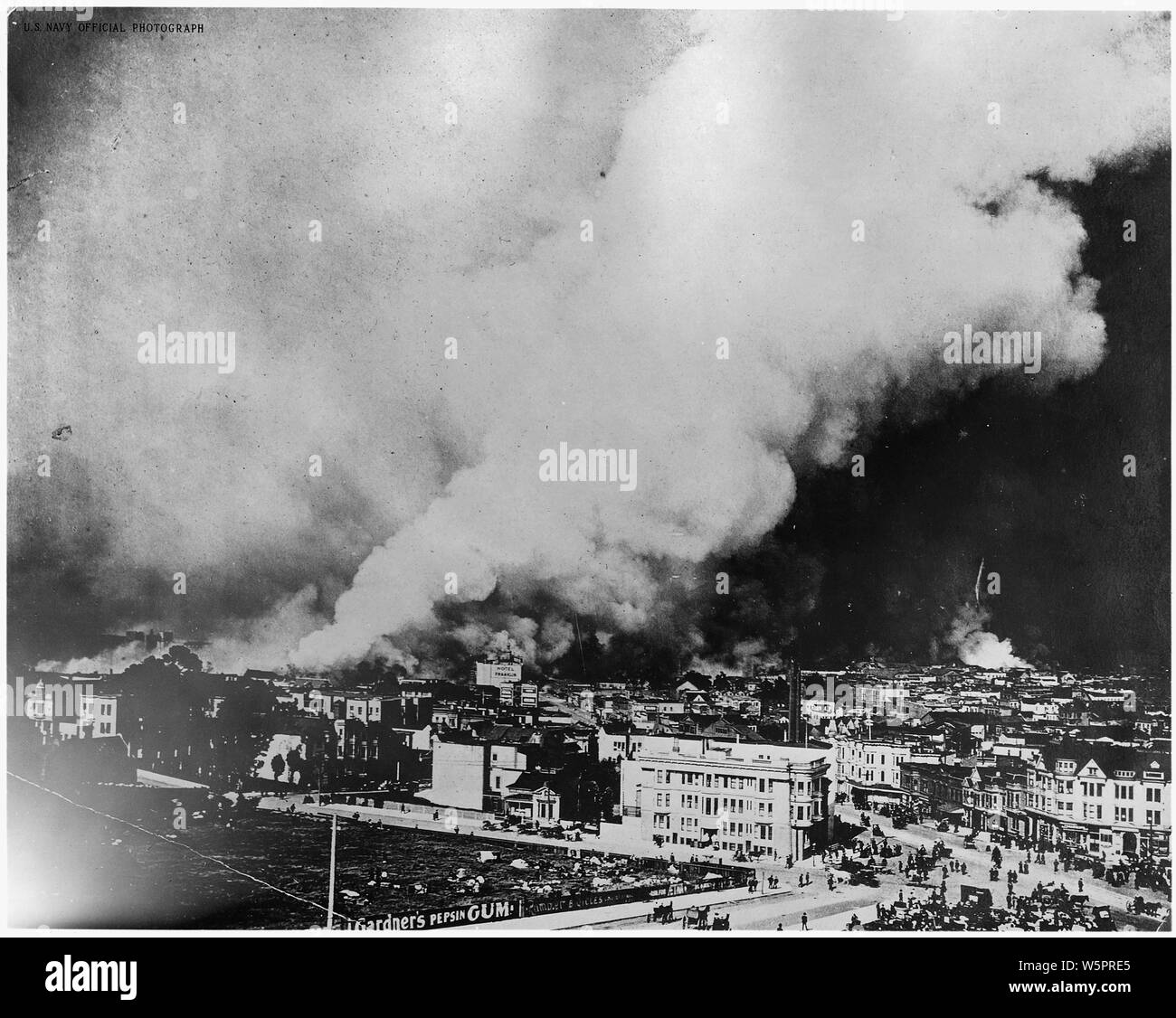 Fotografia paesaggio di San Francisco durante il terremoto e fuoco di 1906; il campo di applicazione e il contenuto: Full didascalia: [vista sopra i tetti di edifici guardando verso il fuoco a sud della zona di mercato dal mercato superiore Street.] Foto Stock
