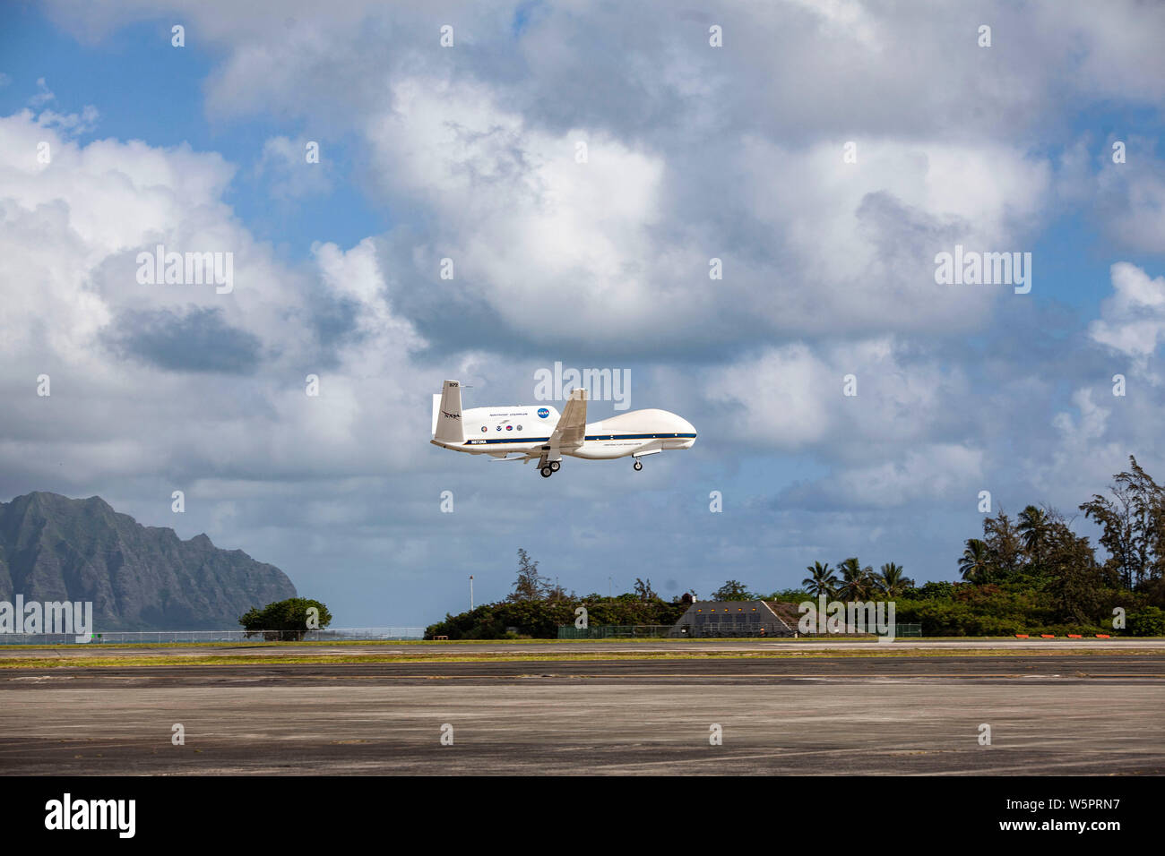 La Northrop Grumman RQ-4 Global Hawk terre durante un volo di prova, Marine Corps Air Station Kaneohe Bay, 27 luglio 2019. Nazionale Aeronautica e spazio Amministrazione e Northrop Grumman dovrà lavorare su Global Hawk a bordo Marine Corps base Hawaii per testare la sua capacità di volo. (U.S. Marine Corps foto di PFC. Jose Angeles) Foto Stock