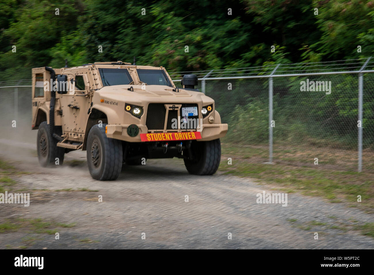 Stati Uniti Marines con 3d reggimento Marine Drive un giunto Luce veicolo tattico (JLTV) durante un campo JLTV esercitazione, Marine Corps Area Formazione soffietto, luglio 29, 2019. La famiglia JLTV dei veicoli è un U.S. Esercito guidato, l'acquisizione congiunta programma con gli Stati Uniti Marine Corps. Il programma è destinato a chiudere un esistente, critical divario di capacità nei servizi' luce ruote tattico di flotte di veicoli. (U.S. Marine Corps foto di Cpl. Matteo Kirk) Foto Stock