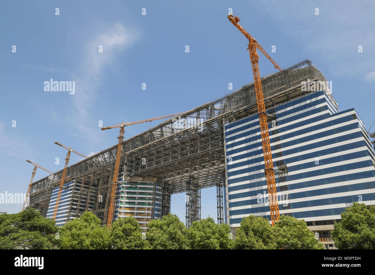 Il Songjiang sviluppo, una zona commerciale progettato da Rafael Vinoly, è in costruzione nel Quartiere Songjiang, Shanghai, Cina, 24 maggio 2019. T Foto Stock