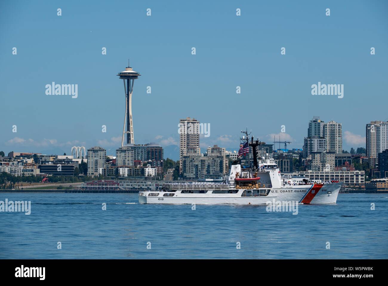 190729-N-AD499-1156 SEATTLE (Luglio 29, 2019), Stati Uniti Guardacoste attivo (WMEC-618) partecipa a una sfilata di imbarcazioni nella Baia di Elliott durante il settantesimo Seafair annuale Settimana della flotta. Seafair Settimana della flotta è una celebrazione annuale del mare servizi in cui i marinai, Marines e Guardia Costiera di membri da visitare U.S. La marina e la Guardia costiera navi e navi dalla Royal Canadian Navy rendono la città una porta di chiamata. (U.S. Foto di Marina di Massa lo specialista di comunicazione di terza classe Victoria Foley) Foto Stock