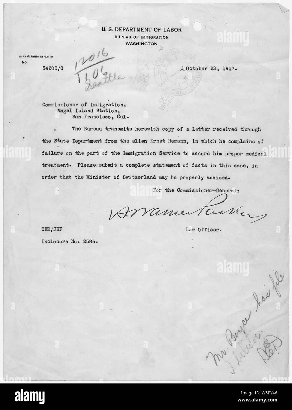 Lettera del Commissario generale dell'immigrazione al Commissario di immigrazione, Angel Island Stazione, riguardanti nemico straniero Ernst Hamann.; Portata e contenuto: Questo documento è da un caso riguardante il tedesco Ernst nativo Hamann che hanno avuto la sfortuna di arrivare negli Stati Uniti pochi giorni dopo il presidente Wilson di anti-nemico straniero annuncio del 6 aprile 1917. Hamann fu internata su Angel Island nella Baia di San Francisco. Foto Stock