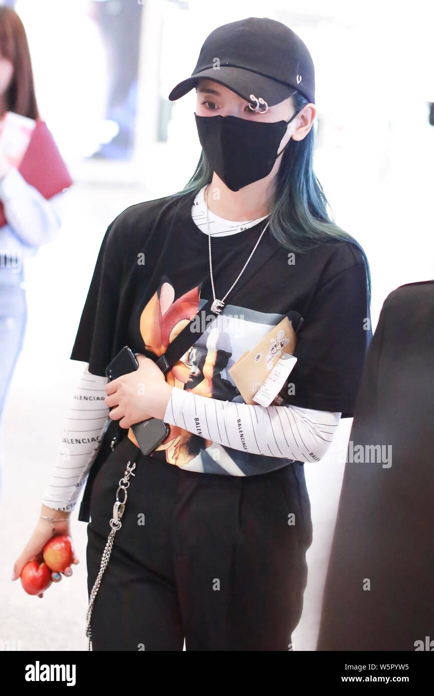 Chaoyue Yang cinese di un idol teen gruppo ragazze Rocket 101 arriva presso l'Aeroporto Internazionale Capital di Pechino a Pechino, in Cina, il 15 maggio 2019. Foto Stock