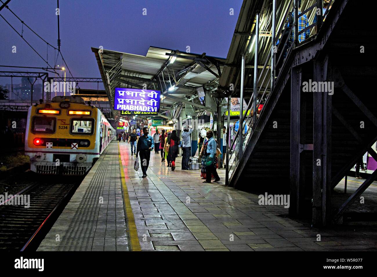 Prabhadevi Stazione ferroviaria piattaforma Maharashtra Mumbai India Asia Foto Stock