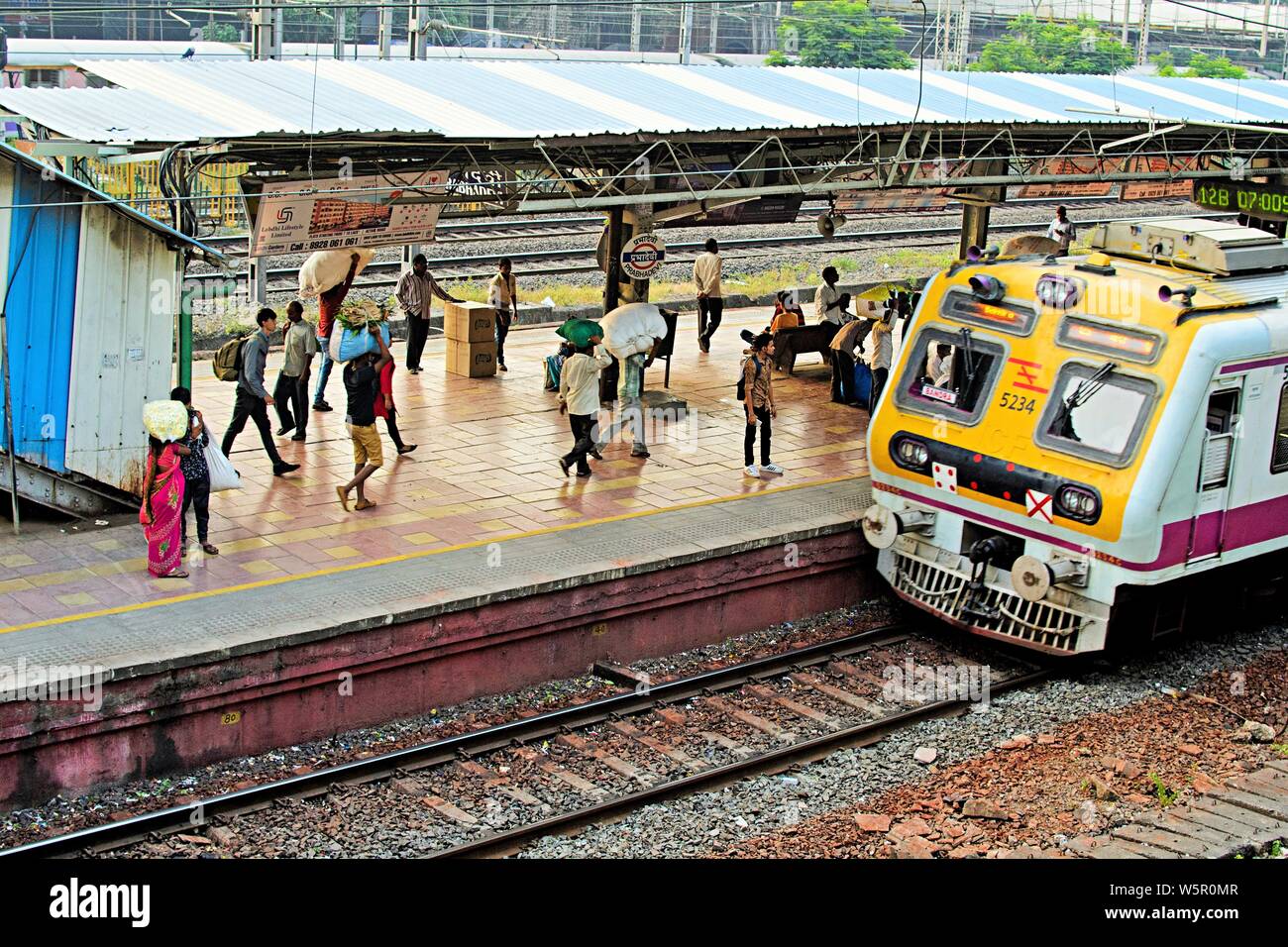 Prabhadevi Stazione ferroviaria piattaforma Maharashtra Mumbai India Asia Foto Stock