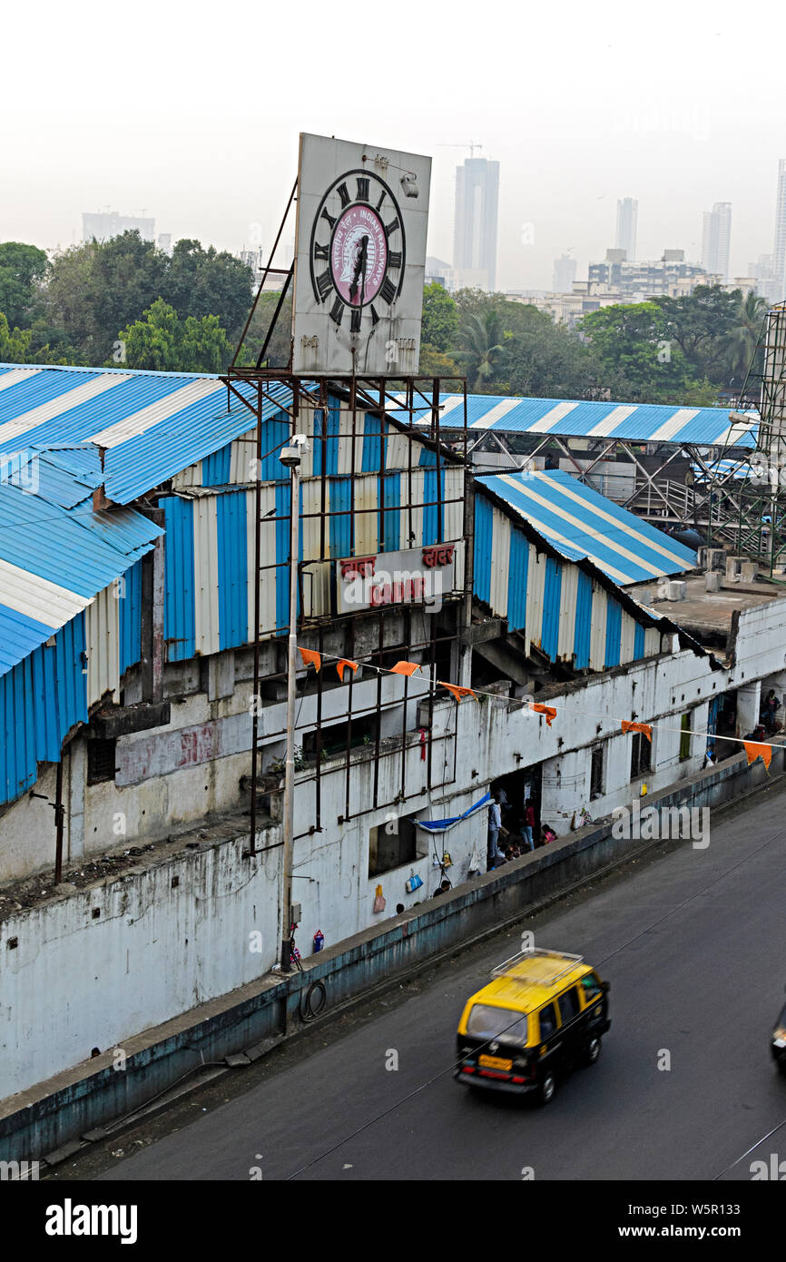 Dadar e stazione ferroviaria piedi overbridge e orologio Mumbai Maharashtra India Asia Foto Stock