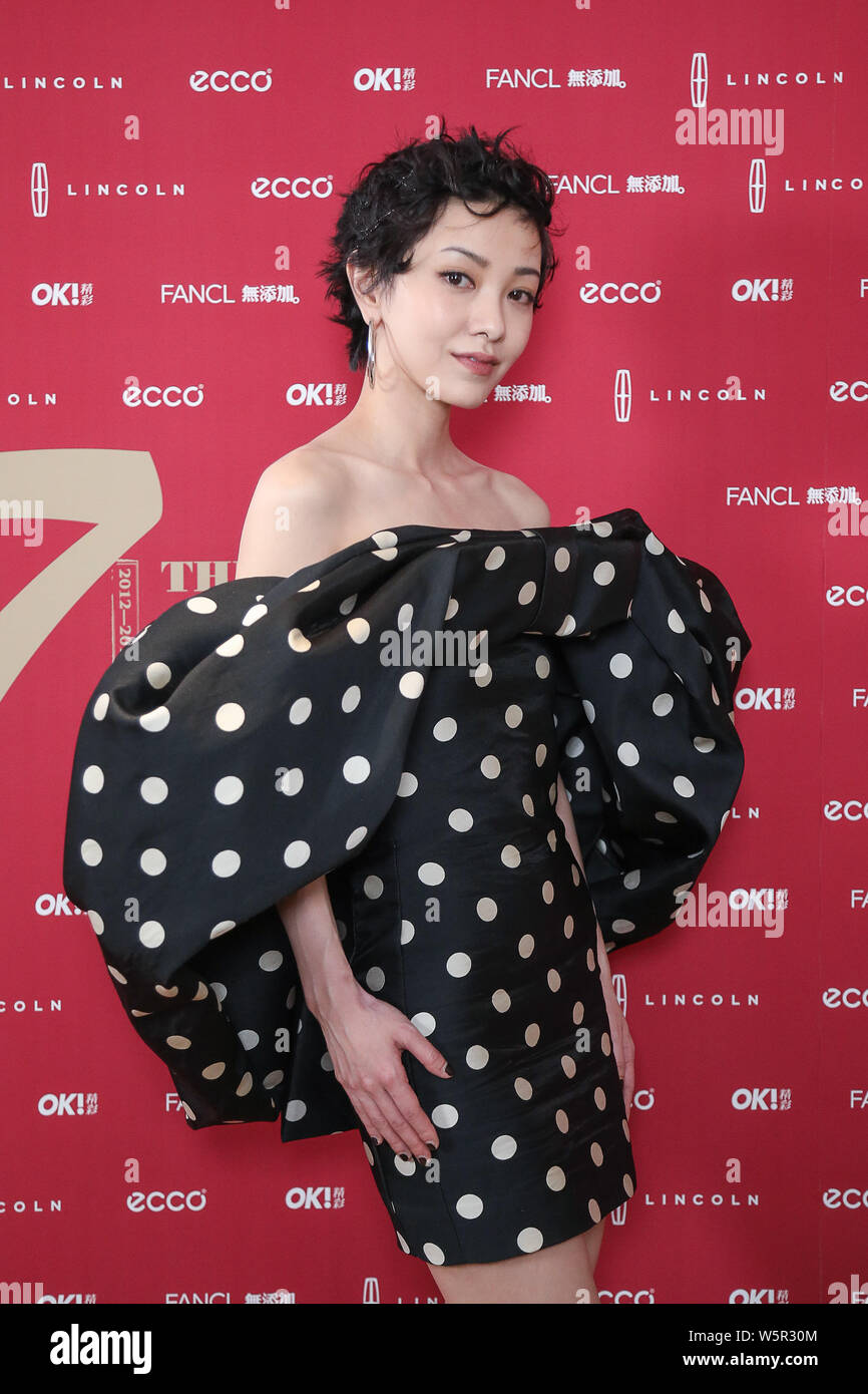 Taiwanese cantante e attrice Amber Kuo pone come lei arriva sul tappeto rosso per lo stile alla cerimonia di premiazione organizzata da OK! Rivista di Pechino, mento Foto Stock