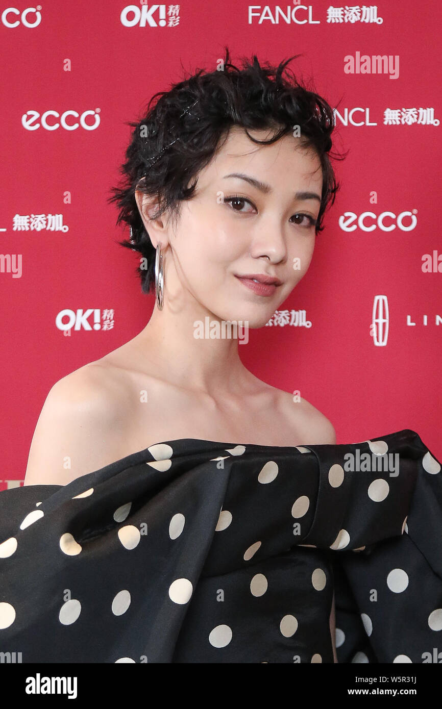 Taiwanese cantante e attrice Amber Kuo pone come lei arriva sul tappeto rosso per lo stile alla cerimonia di premiazione organizzata da OK! Rivista di Pechino, mento Foto Stock