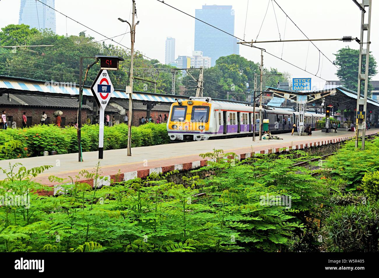 Dadar e stazione ferroviaria di Mumbai India Maharashtra Asia Foto Stock