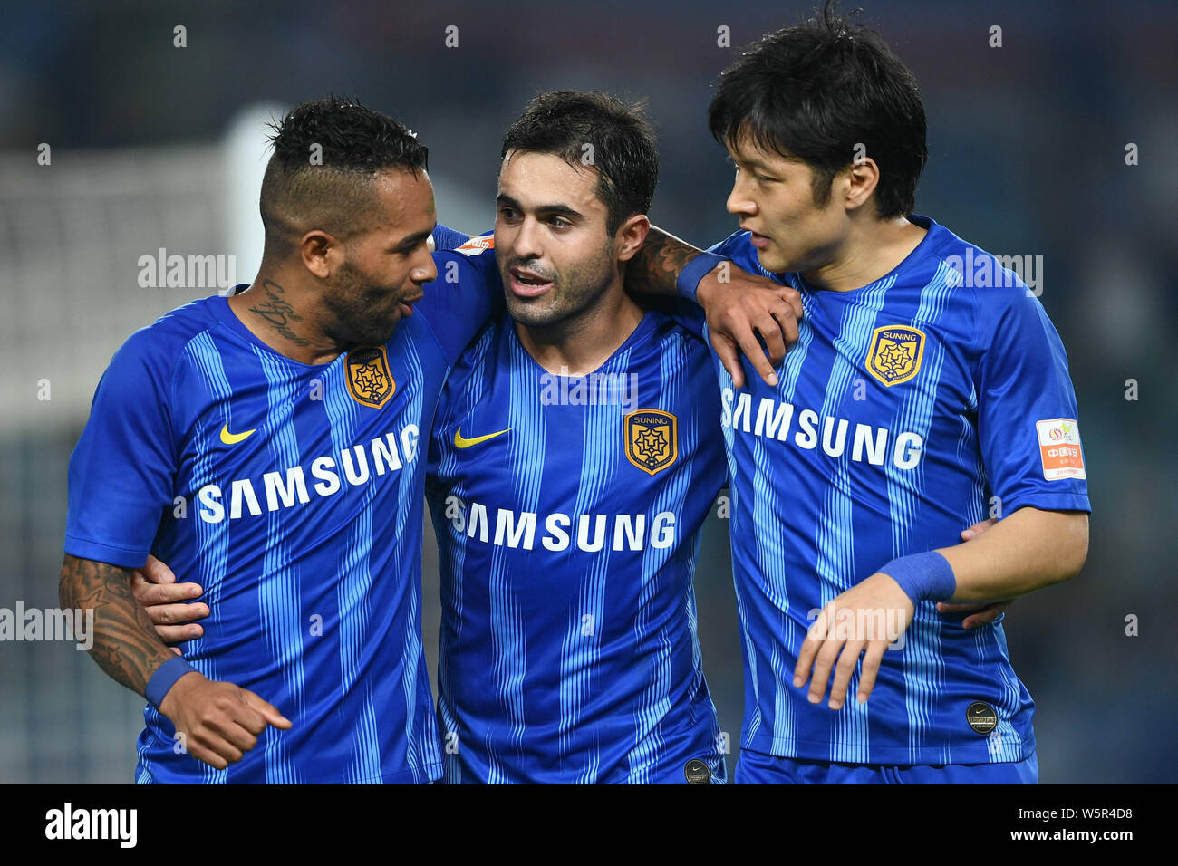 Italian-Brazilian calciatore Eder Citadin Martins, noto semplicemente come Eder, centro di Jiangsu Suning celebra con il calcio brasiliano player Alex Foto Stock