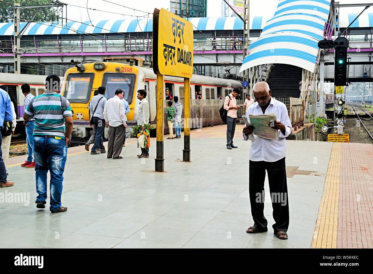 Dadar e stazione ferroviaria piattaforma Maharashtra Mumbai India Asia Foto Stock