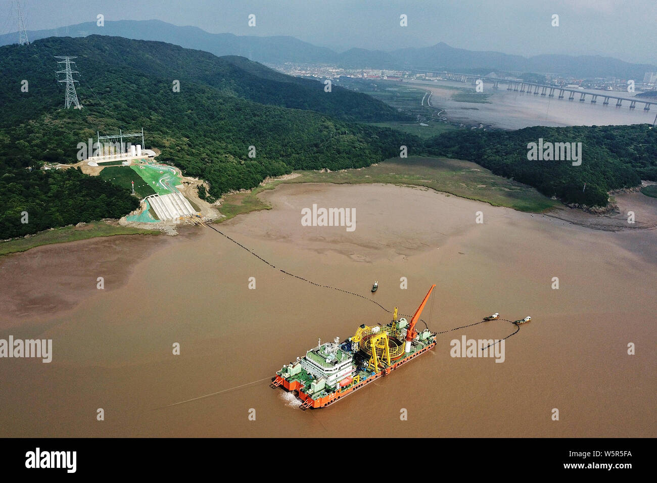 Cinese del lavoro workders presso il cantiere per la costruzione della 500 kilovolt (KV) ultra-alta tensione Cavi sottomarini al di sotto del Zhoushan stretto in Zhoushan c Foto Stock