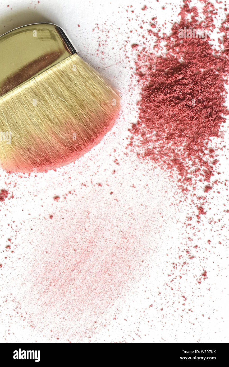 Trucco pennello sul bianco sullo sfondo a trama con polvere di colore rosa brillante luccichio o arrossire. Visibile un tratto di pennello, cospargere. Vista superiore, piana, laici copia spazio. Foto Stock