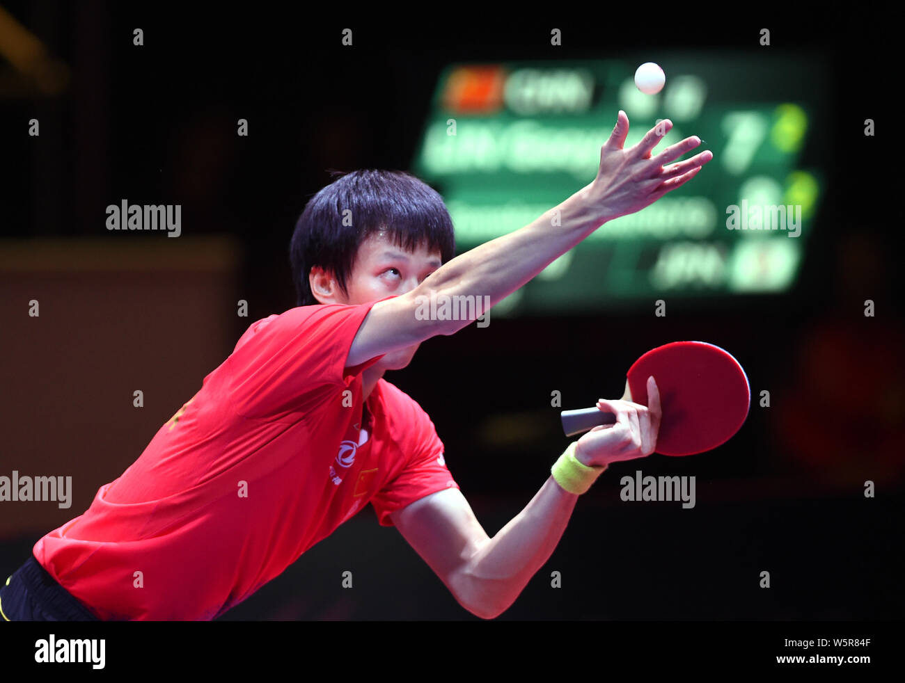 Lin Gaoyuan della Cina serve contro Tomokazu Harimoto del Giappone nel maschile di tennis da tavolo singles match finale durante il mondo ITTF in tournée ad Hong Kong aperto Foto Stock