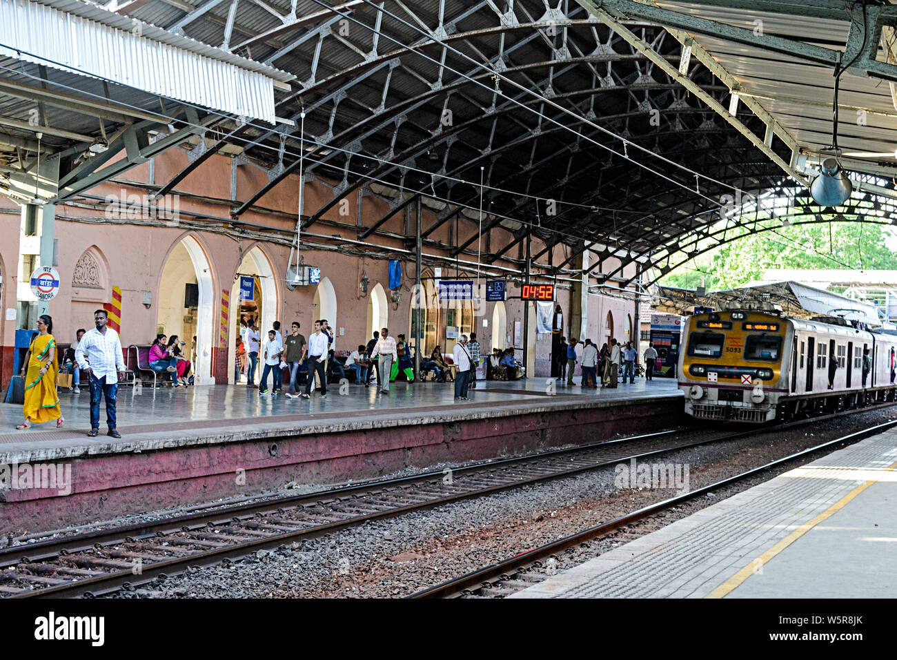 Bandra Stazione ferroviaria Mumbai Maharashtra India Asia Foto Stock