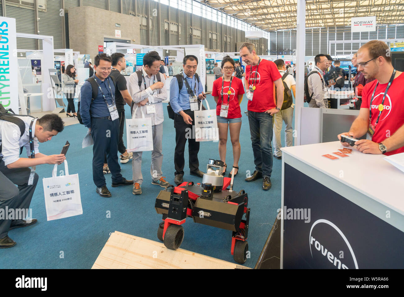 La gente visita lo stand della rovenso durante il 2019 International Consumer Electronics Show Asia (CES Asia 2019) in Cina a Shanghai, 11 giugno 2019. Antic Foto Stock