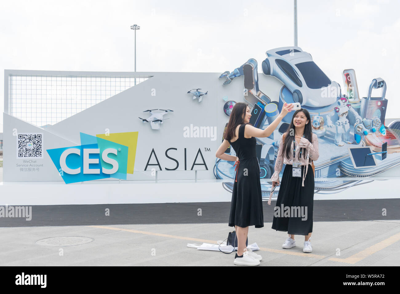 La gente visita il 2019 International Consumer Electronics Show Asia (CES Asia 2019) in Cina a Shanghai, 11 giugno 2019. Prevedibile evoluzione della tecnologia suc Foto Stock