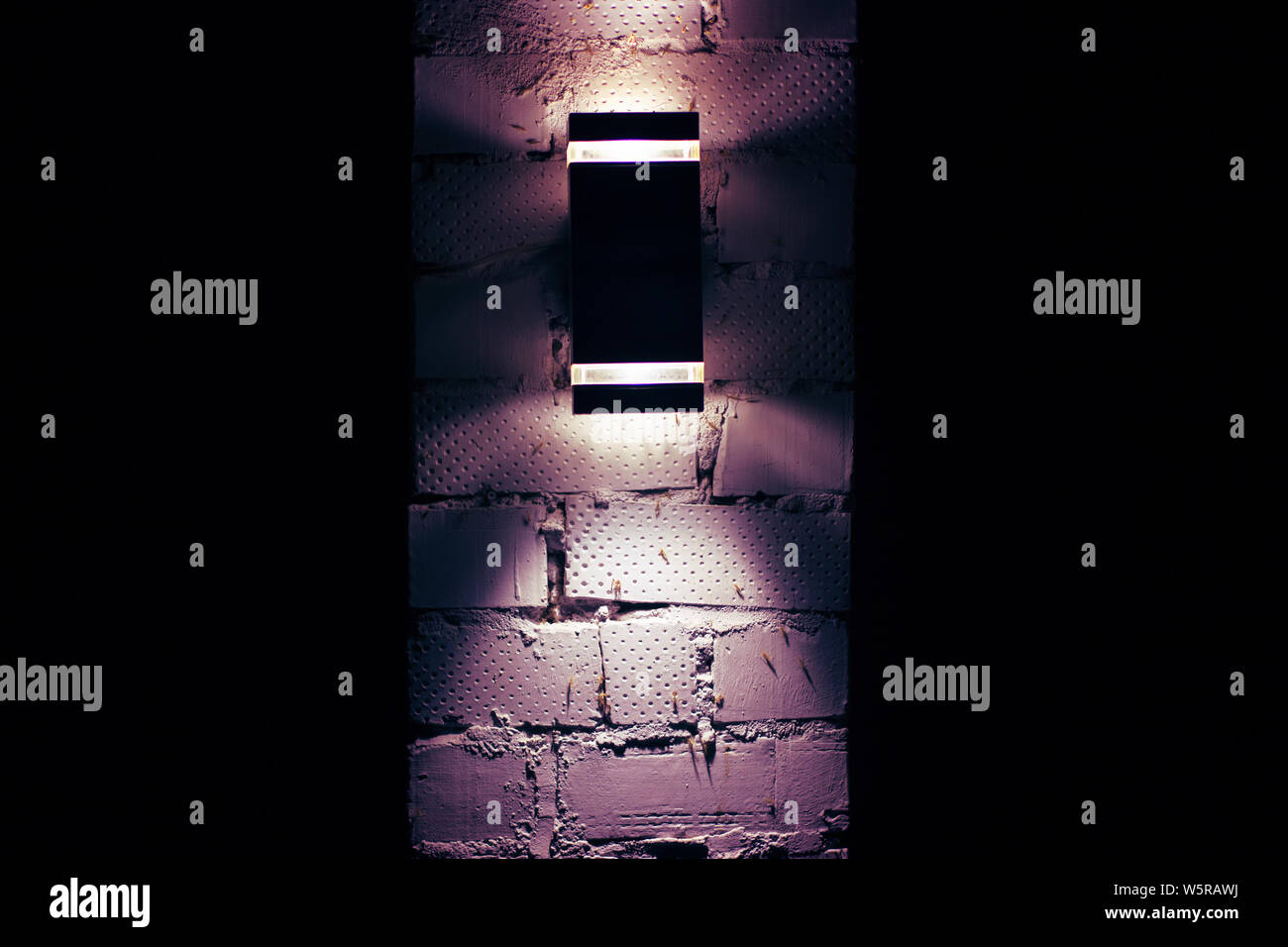 La lampada sul muro in mattoni Foto Stock