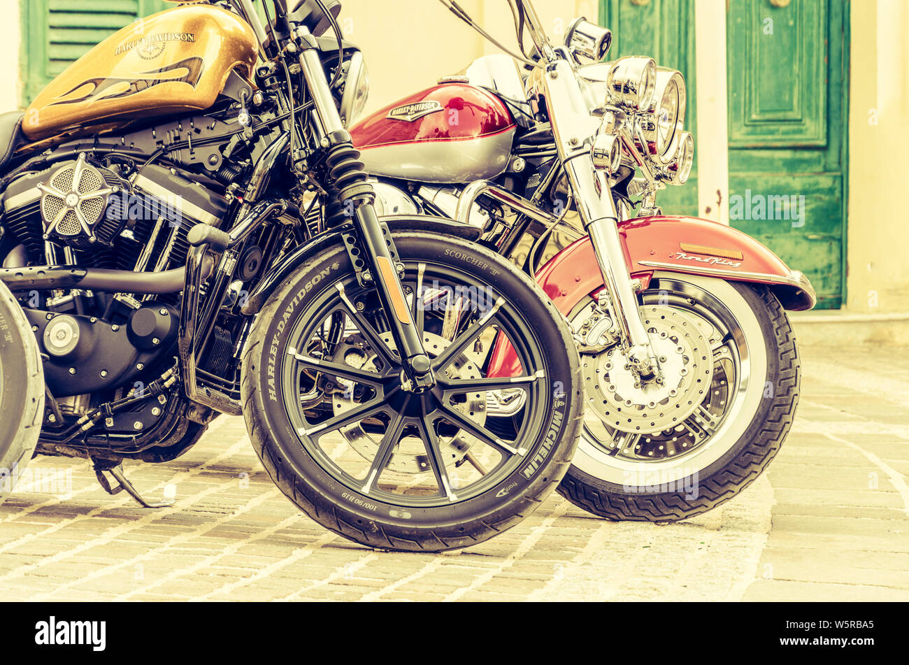 Marsaxlokk, Malta; Aprile 14,2019: Due Harley Davidson Moto in piedi in strada della città vecchia Foto Stock
