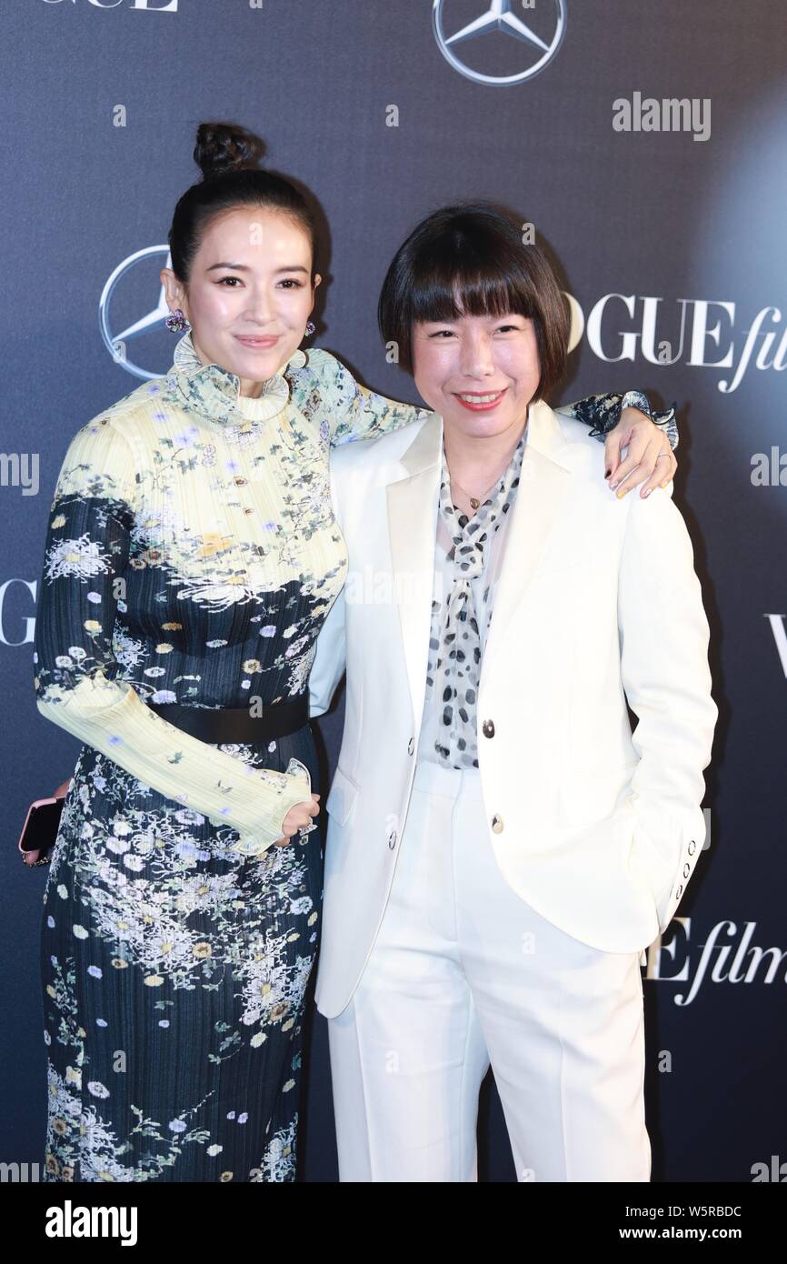 Attrice cinese Zhang Ziyi, sinistra e Vogue China editor in chief Angelica Cheung, pongono come essi arrivano sul tappeto rosso per 2019 Vogue cerimonia di pellicola Foto Stock