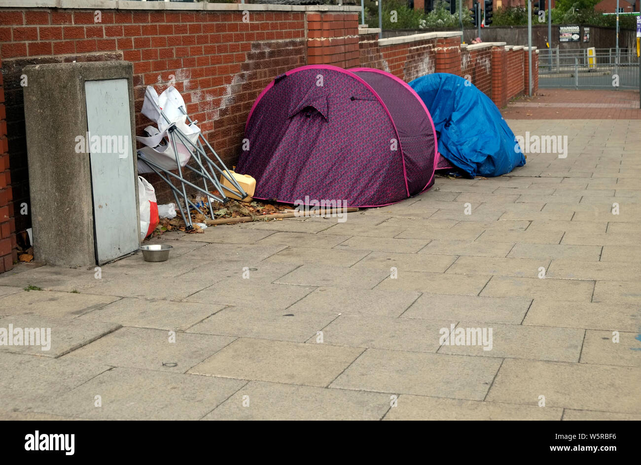 Persone senza dimora tende durante le ore diurne sul Trinity St, Bolton, Greater Manchester North West England Regno Unito fotografia DON TONGE Foto Stock