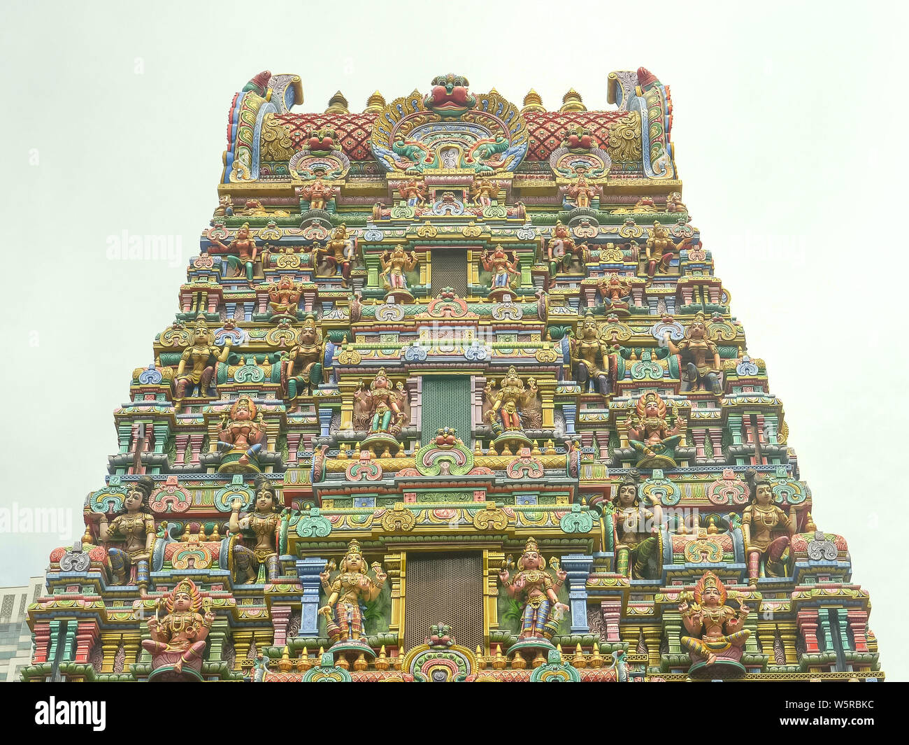 Basso angolo vista del gopura Al Maha Sri Mariamman temple sulla Silom Road di Bangkok Foto Stock