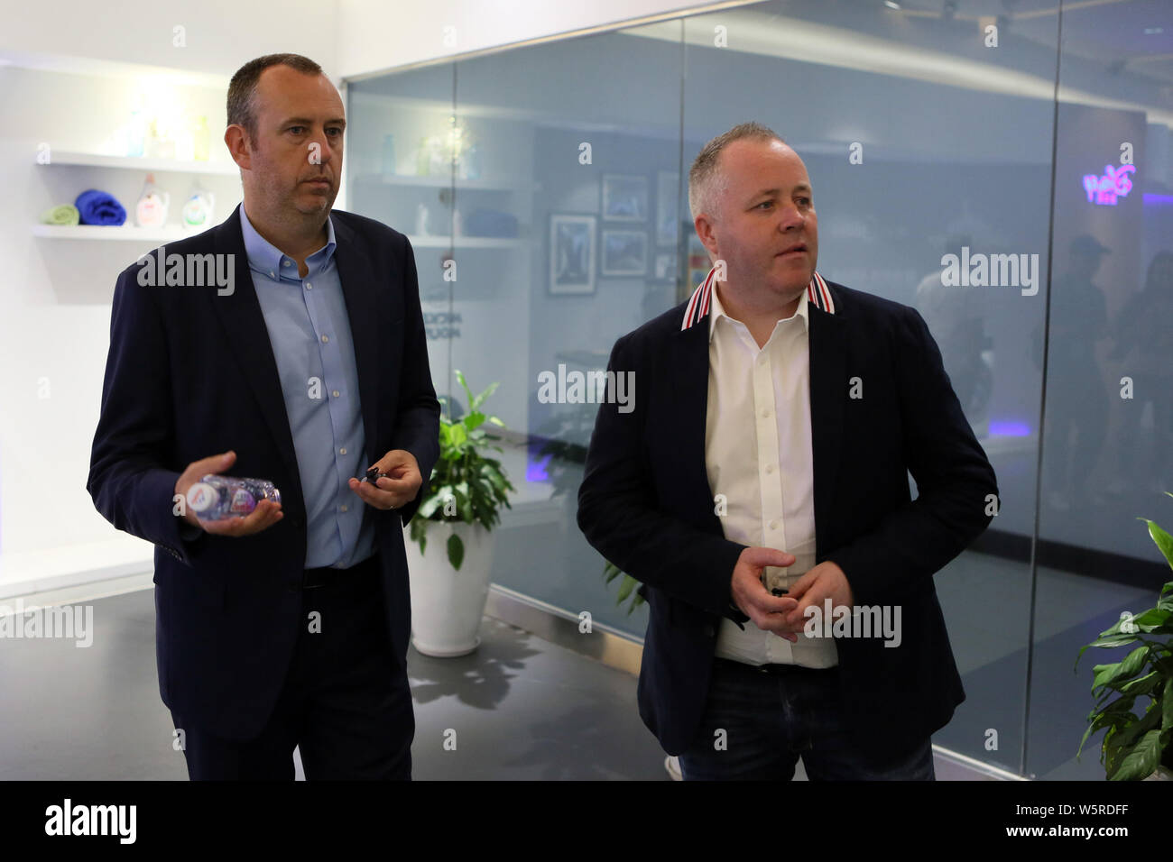 Scottish snooker player John Higgins, destro e il Gallese snooker player Mark Williams visitare il quartier generale del gruppo Midea's Little Swan davanti a Foto Stock