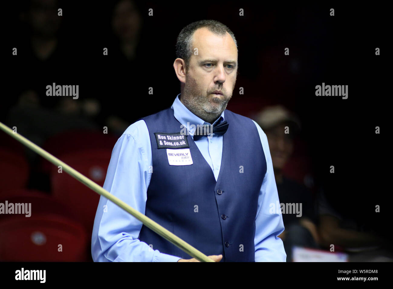 Mark Williams del Galles ritiene che un colpo alla Cina B nel gruppo D match durante il Beverly 2019 Snooker di Coppa del Mondo a Wuxi, est della Cina di Jiangsu p Foto Stock