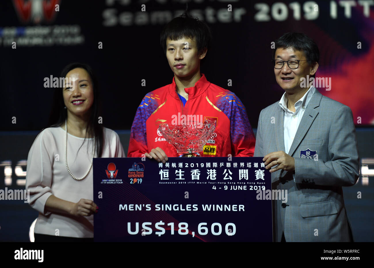 Lin Gaoyuan della Cina pone con il suo premio dopo aver sconfitto Tomokazu Harimoto del Giappone per vincere il maschile di tennis da tavolo singles match finale durante la ITTF Foto Stock