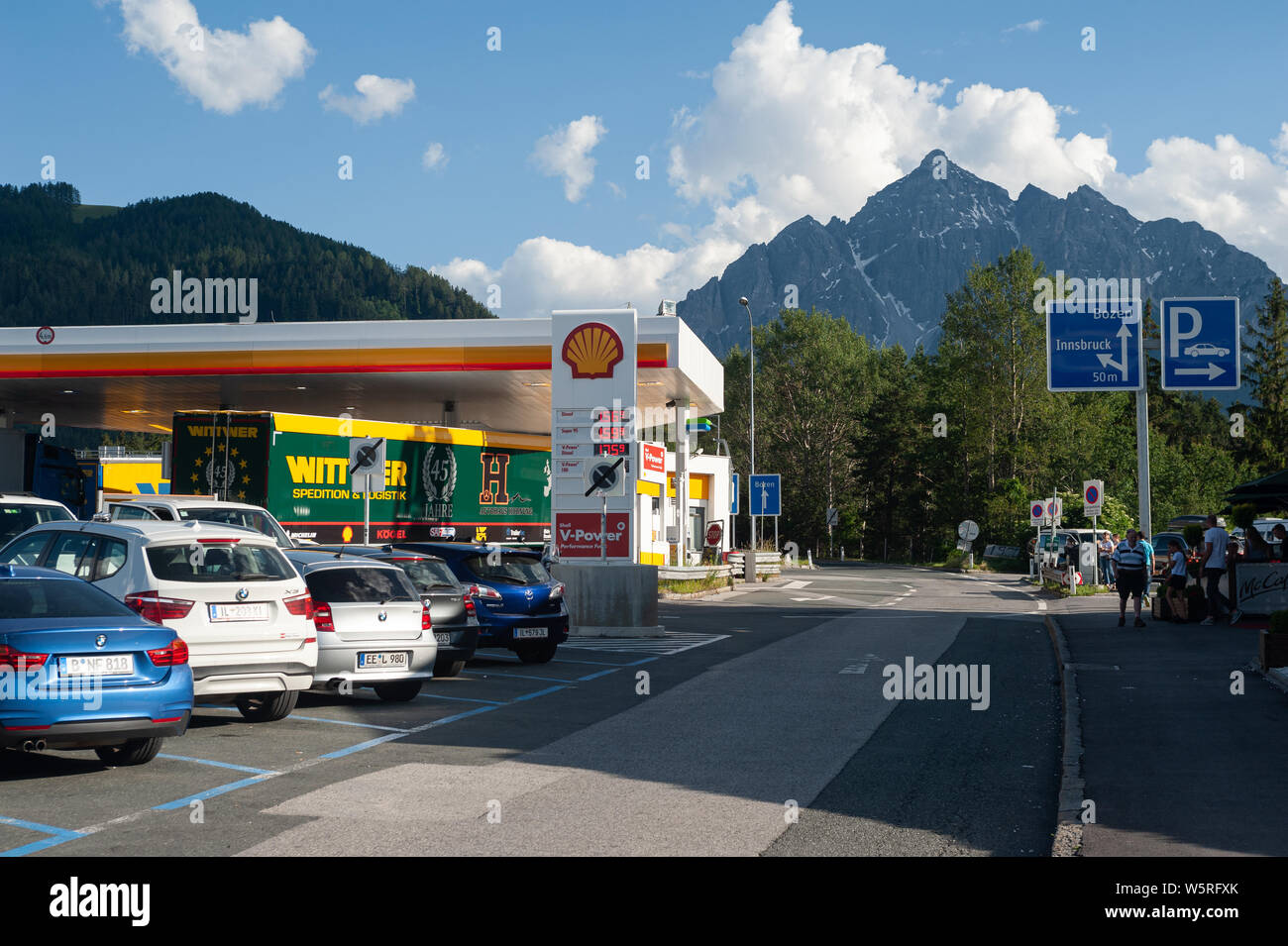 19.06.2019, Schoenberg, Tirolo, Austria, Europa - stazione di servizio a Stubaital lungo l'autostrada del Brennero autostrada con una vista delle Alpi. Foto Stock