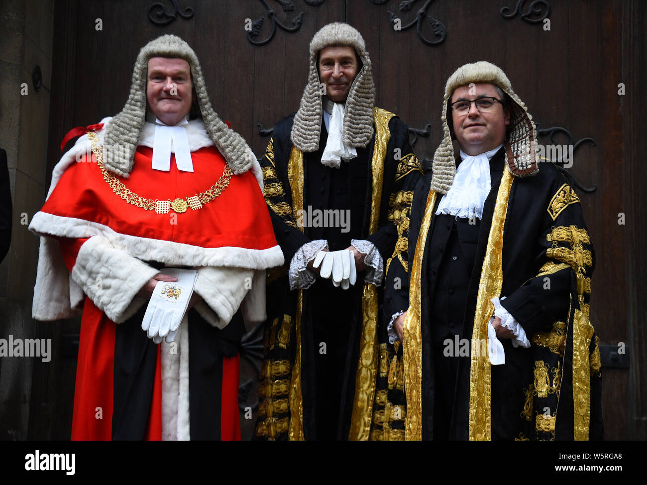 Robert Buckland QC (destra) in posa per una foto con il Signore Chief Justice, Signore Burnett di Maldon (sinistra) e Master dei rotoli Sir Terence Etherton (centro), come egli arriva al Royal Courts of Justice di Londra per la sua prestazione di giuramento cerimonia come Lord Cancelliere. Foto Stock