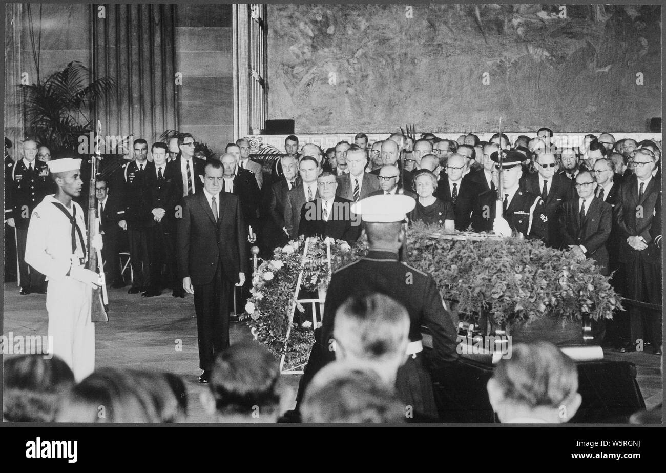 Memoriale di servizio per il senatore Everett Dirksen; Portata e contenuto: nell'immagine: il presidente Nixon. Oggetto: i funerali. Foto Stock