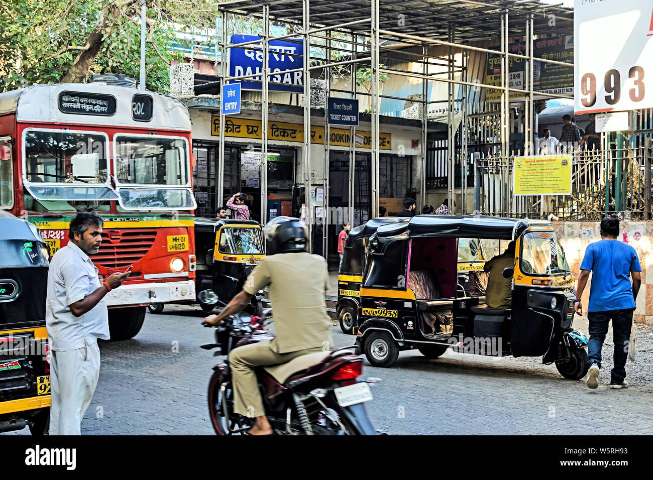 Dahisar Stazione ferroviaria entrata Mumbai Maharashtra India Asia Foto Stock