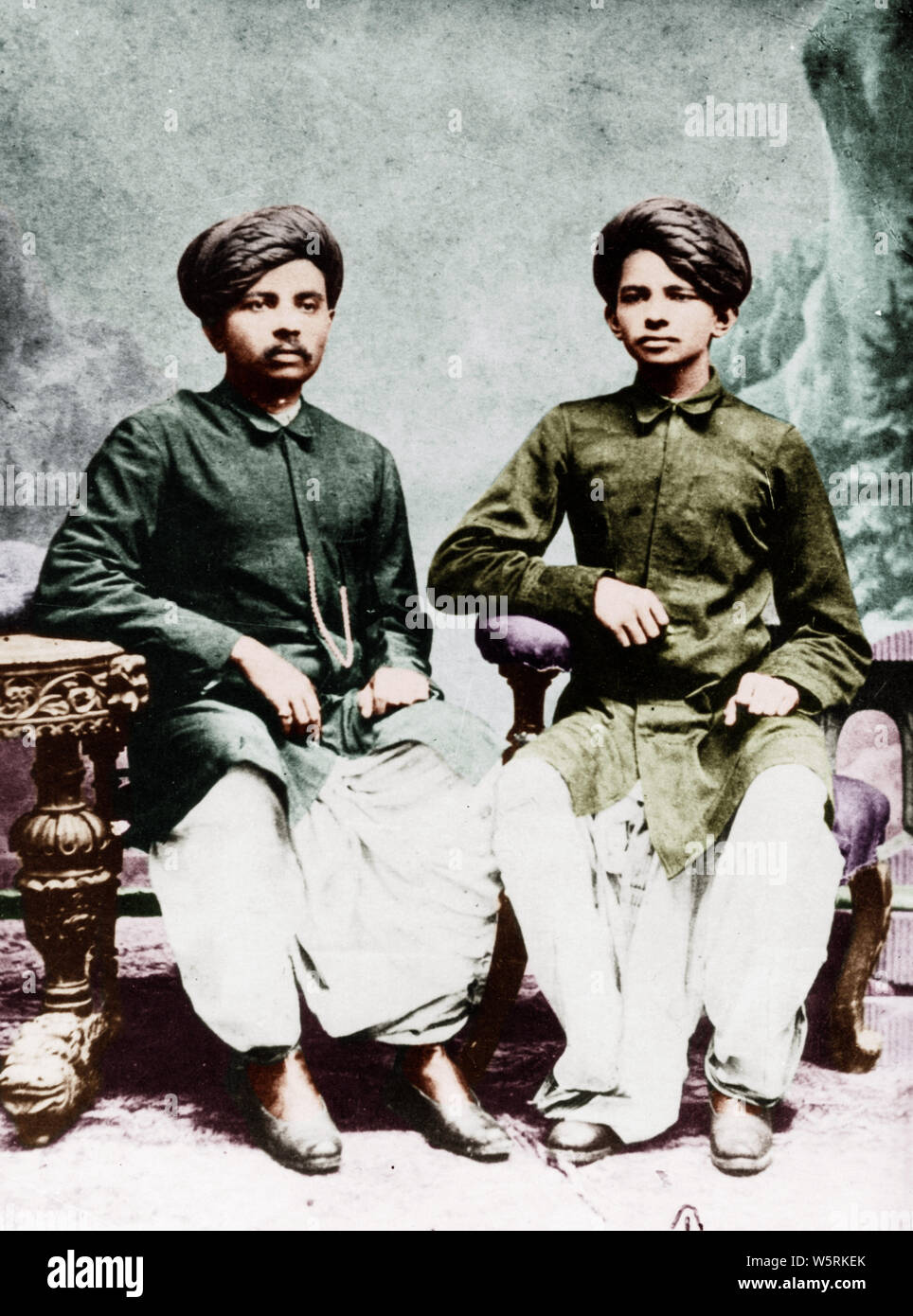 Il Mahatma Gandhi con il fratello più anziano Laxmidas Rajkot Gujarat India Asia 1886 Foto Stock