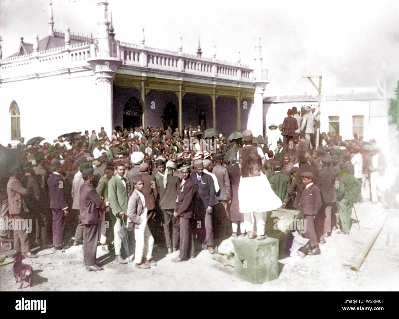 Incontri di messa fuori dalla Moschea di Hamidia a Johannesburg guidati da Mahatma Gandhi, Sudafrica, agosto 16 1908, vecchia foto d'epoca del 1900s Foto Stock