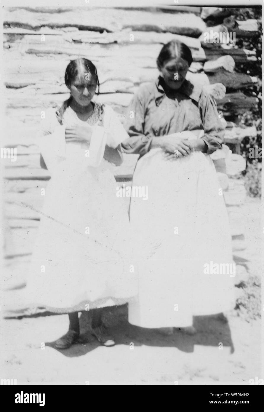La sig.ra Lucia Segugio grigio e figlia con gonne realizzato da mussola di sfridi Foto Stock