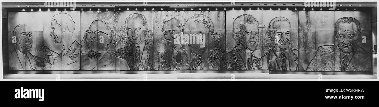 Murale di Presidenti Lyndon B. Johnson, Franklin D. Roosevelt, Harry Truman, Dwight D. Eisenhower e John Fitzgerald Kennedy, campo di applicazione e il contenuto: questo murale è costruito di cinque acidato piastre di magnesio, ogni otto metri di altezza e circa 3 metri di lunghezza. Esso è stato creato da Naomi Savage nel 1971 su commissione presso la University of Texas di Austin per la Lyndon B. Johnson Library and Museum. Note generali: tutta la misure murale 8' x 50'. Foto Stock