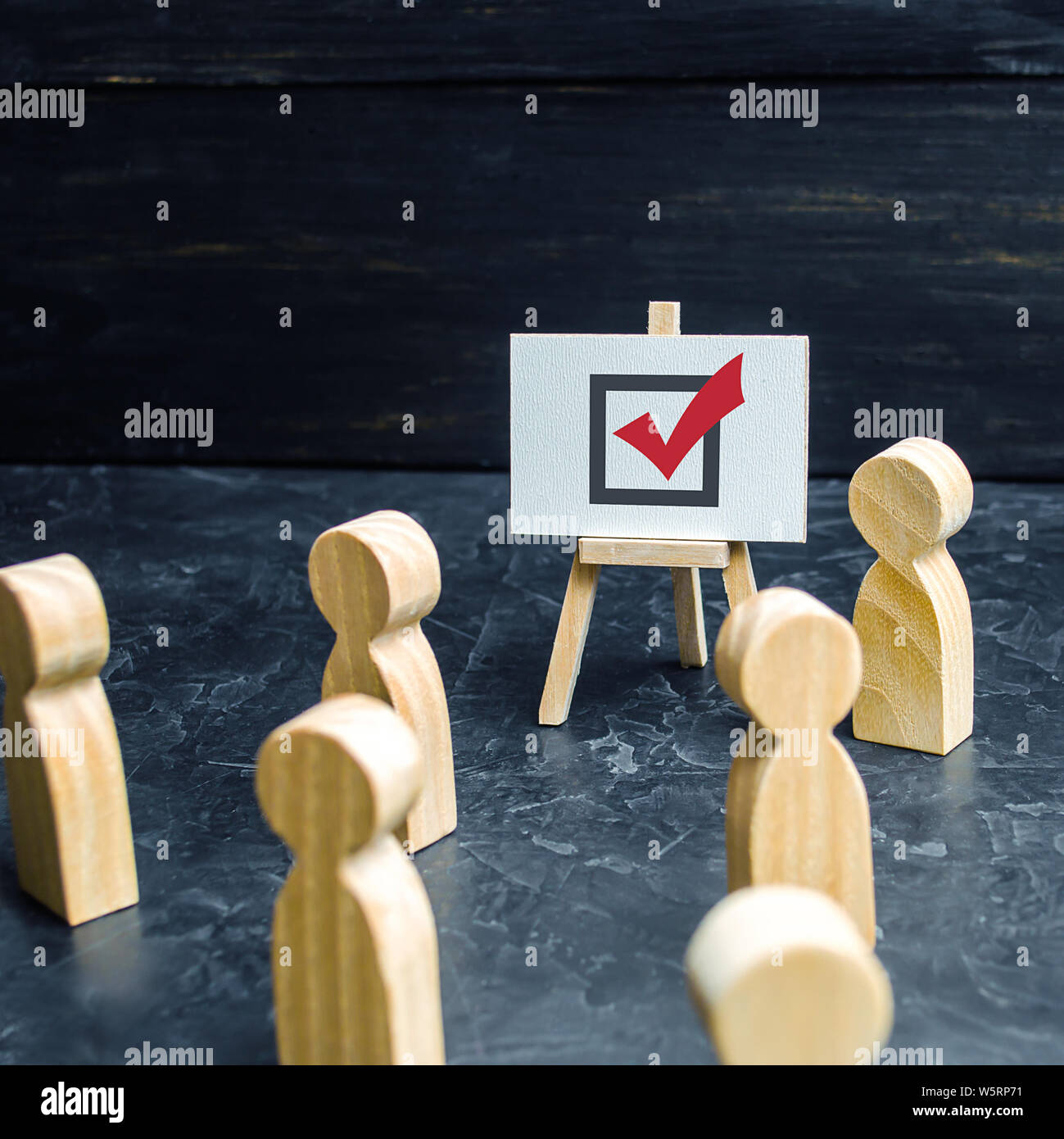 Una persona che agita la gente e i dipendenti di votare in una consultazione elettorale o referendaria. Gara di politici, problem solving, propaganda. La pianificazione delle attività di business e gestire Foto Stock