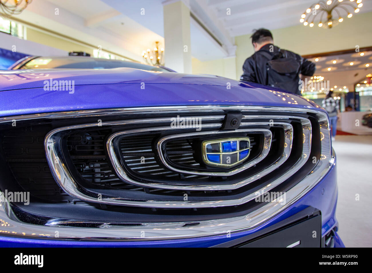--FILE--A Geely auto viene visualizzato durante una automobile mostra a Shanghai, in Cina, il 10 maggio 2019. Malaysian auto maker Proton ha visto la sua totale delle vendite di auto mi Foto Stock