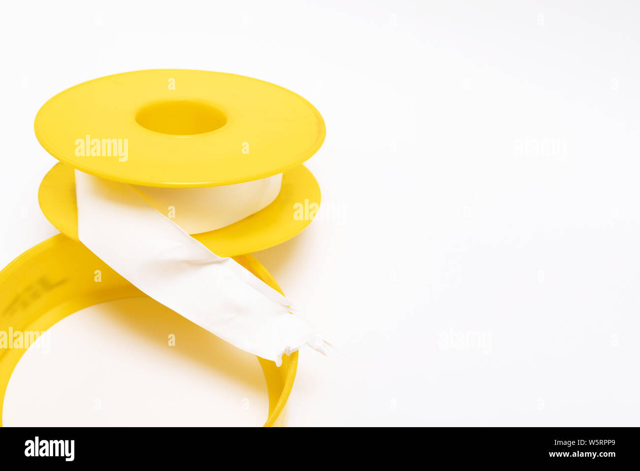 Il nastro di tenuta per raccordi filettati su sfondo bianco. Copyspace Foto Stock