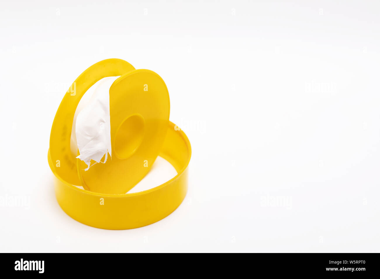 Il nastro di tenuta per raccordi filettati su sfondo bianco. Copyspace Foto Stock