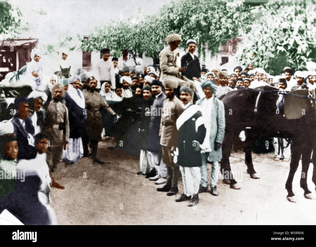 Kasturba Gandhi e il Mahatma Gandhi sul cavallo dopo tornare in India 1915 Foto Stock