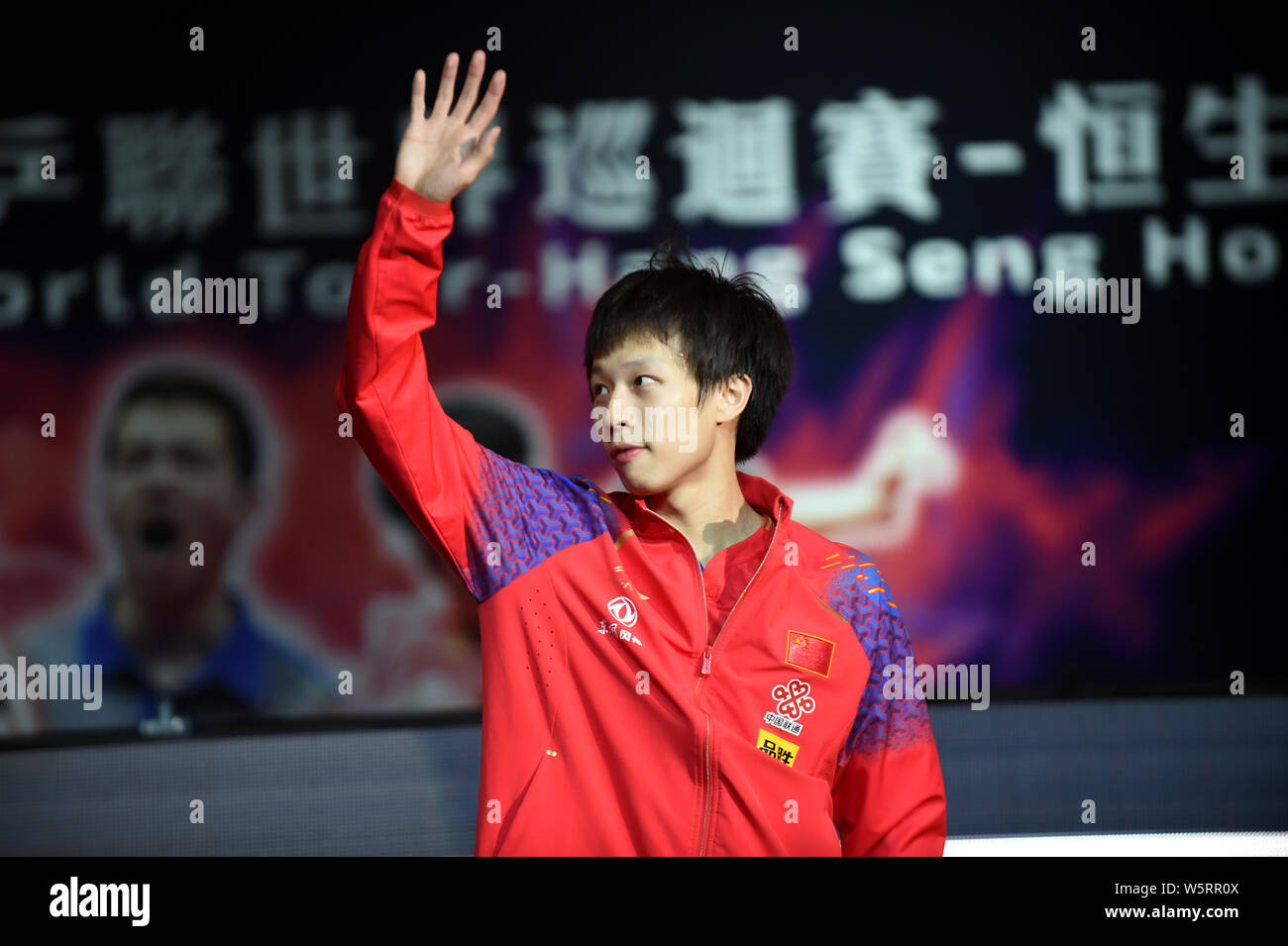 Lin Gaoyuan della Cina onde da spettatori dopo aver sconfitto Tomokazu Harimoto del Giappone per vincere il maschile di tennis da tavolo singles match finale durante la ITTF Foto Stock