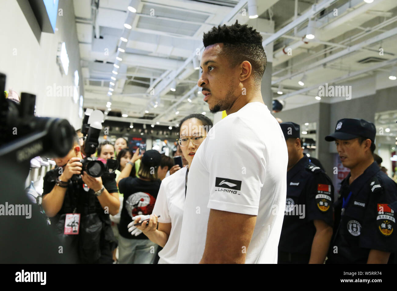 NBA star CJ McCollum di Portland Trail Blazers interagisce con ventilatori durante il suo tour in Cina in Shijiazhuang, città del nord della Cina nella provincia di Hebei, 14 giugno 2 Foto Stock