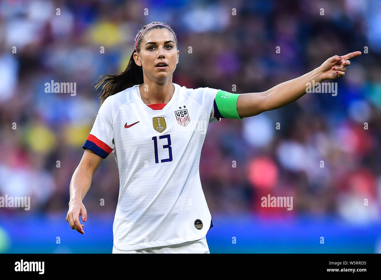 Alex Morgan degli Stati Uniti donna nazionale di calcio reagisce come lei  compete contro la Svezia le donne la squadra nazionale di gioco del calcio  nel terzo round matc Foto stock -